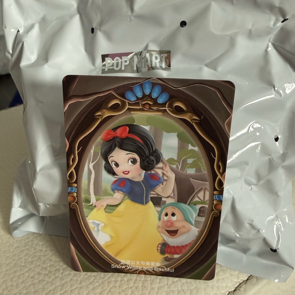 POP MART Disney Snow White figurine. Set of 1. One box